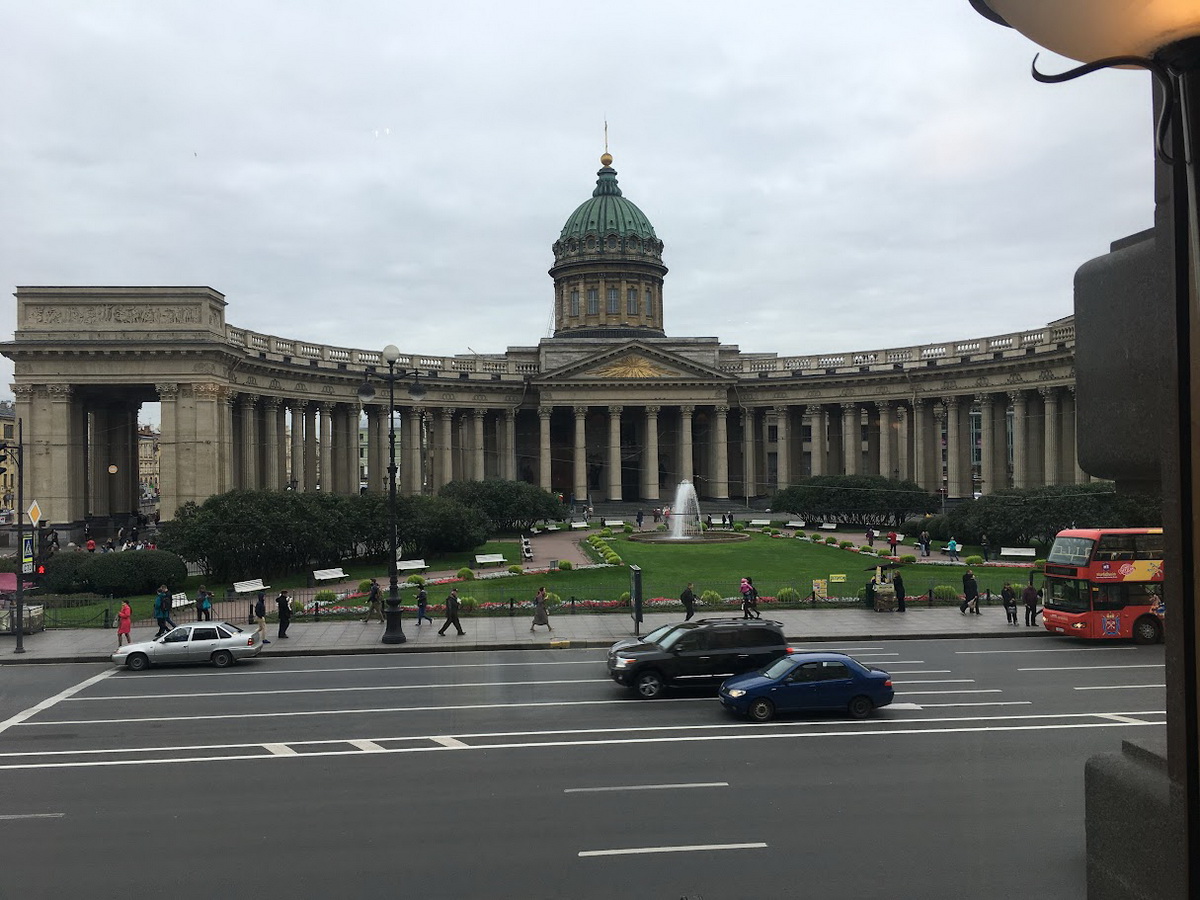 Пасхальное богослужение в Казанском соборе завершилось крестным ходом